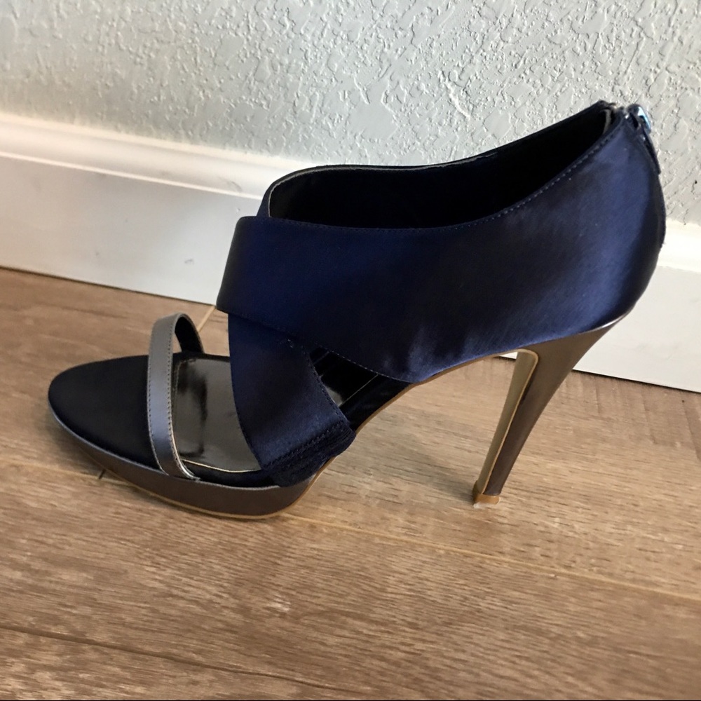KURT GEIGER Navy 4” platform SZ 8 zip back shoes